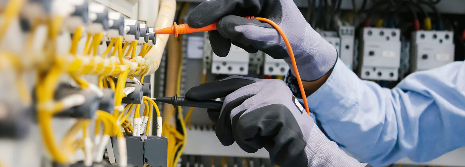What to Consider When Looking for an Electrician Job in Gulf Countries