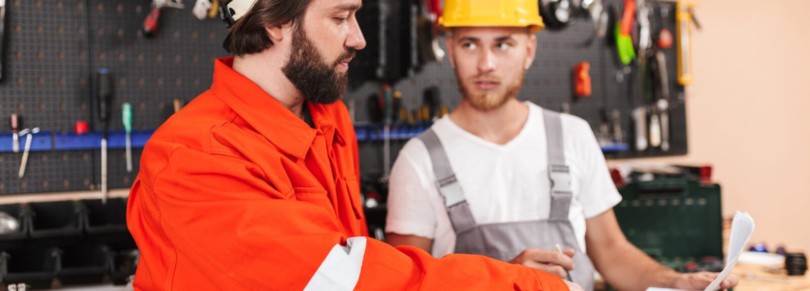 How to Find White-Collar and Blue-Collar Jobs in Saudi Arabia: A Comprehensive Guide