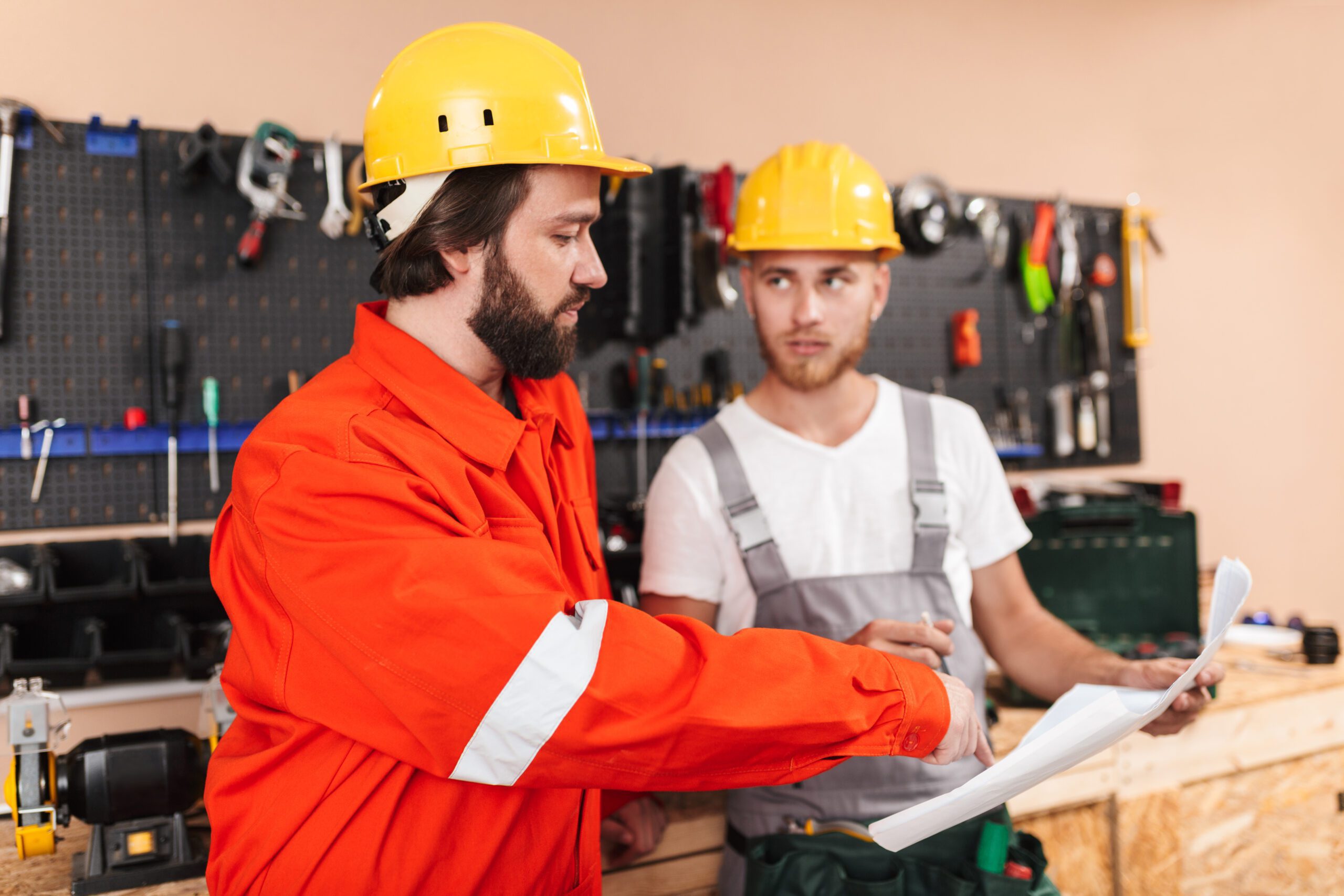 How to Find White-Collar and Blue-Collar Jobs in Saudi Arabia: A Comprehensive Guide