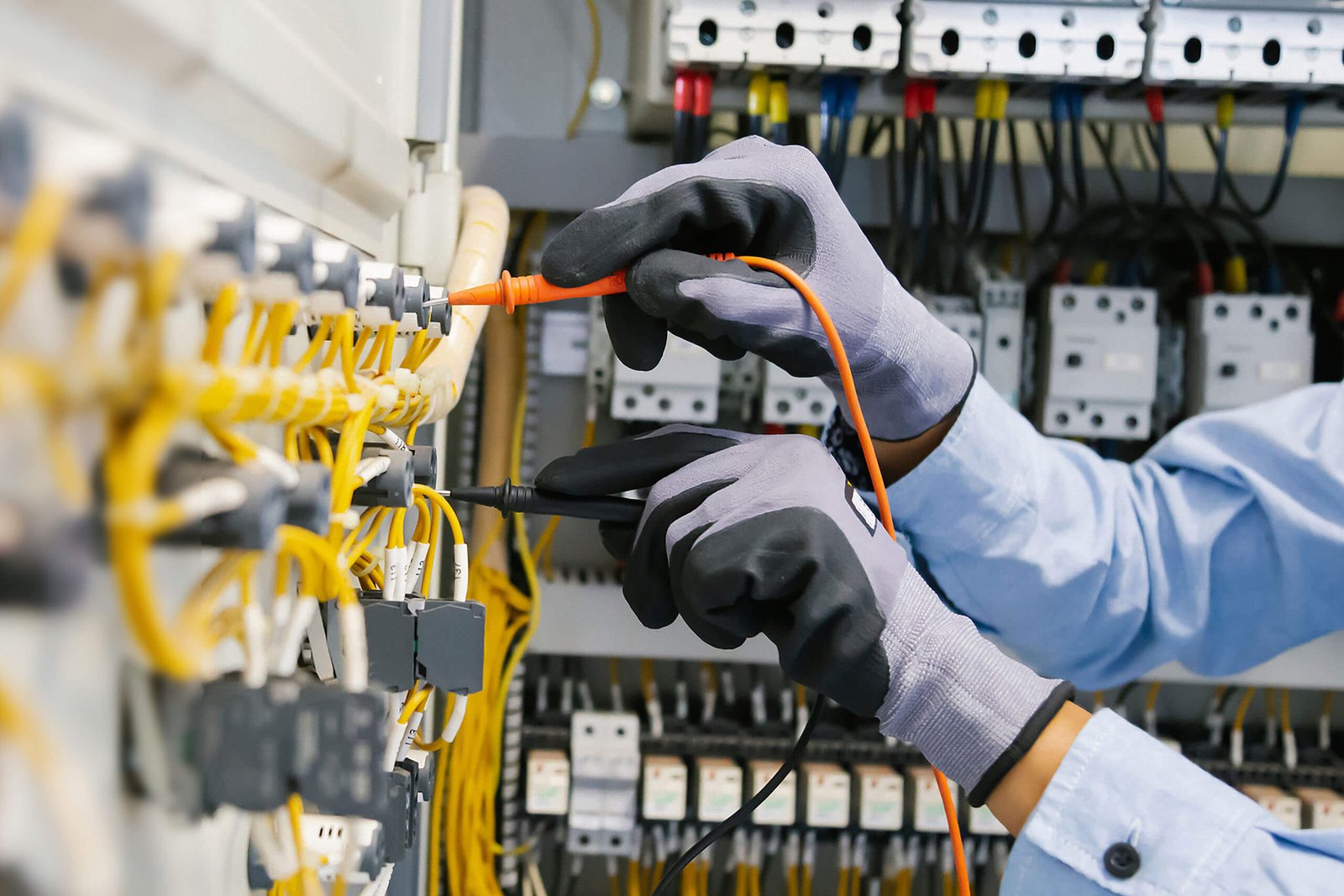 What to Consider When Looking for an Electrician Job in Gulf Countries